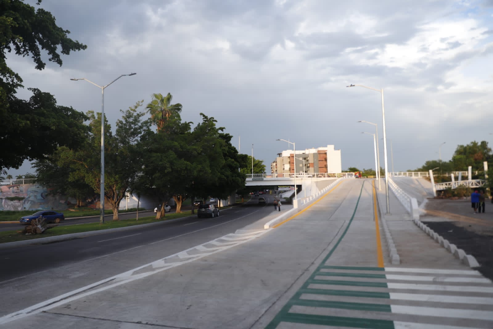 Inauguran paso elevado que conecta del Malecón Nuevo hacia la Obregón; la estrenan gobernador y alcalde