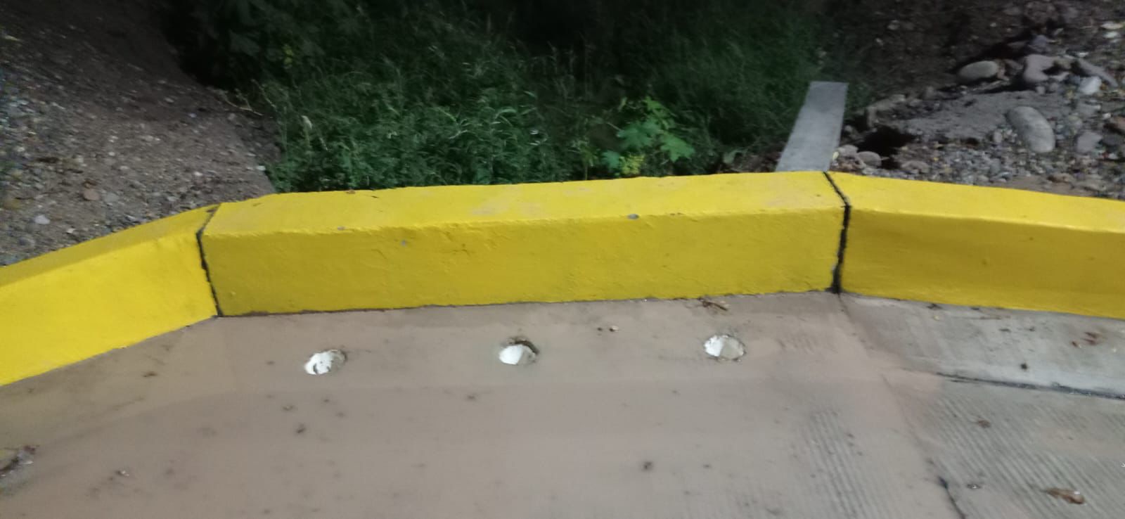 Ingenieros que pavimentaron la calle 5 de Mayo, en Alhuey, Angostura, construyeron un tapón que provoca inundaciones