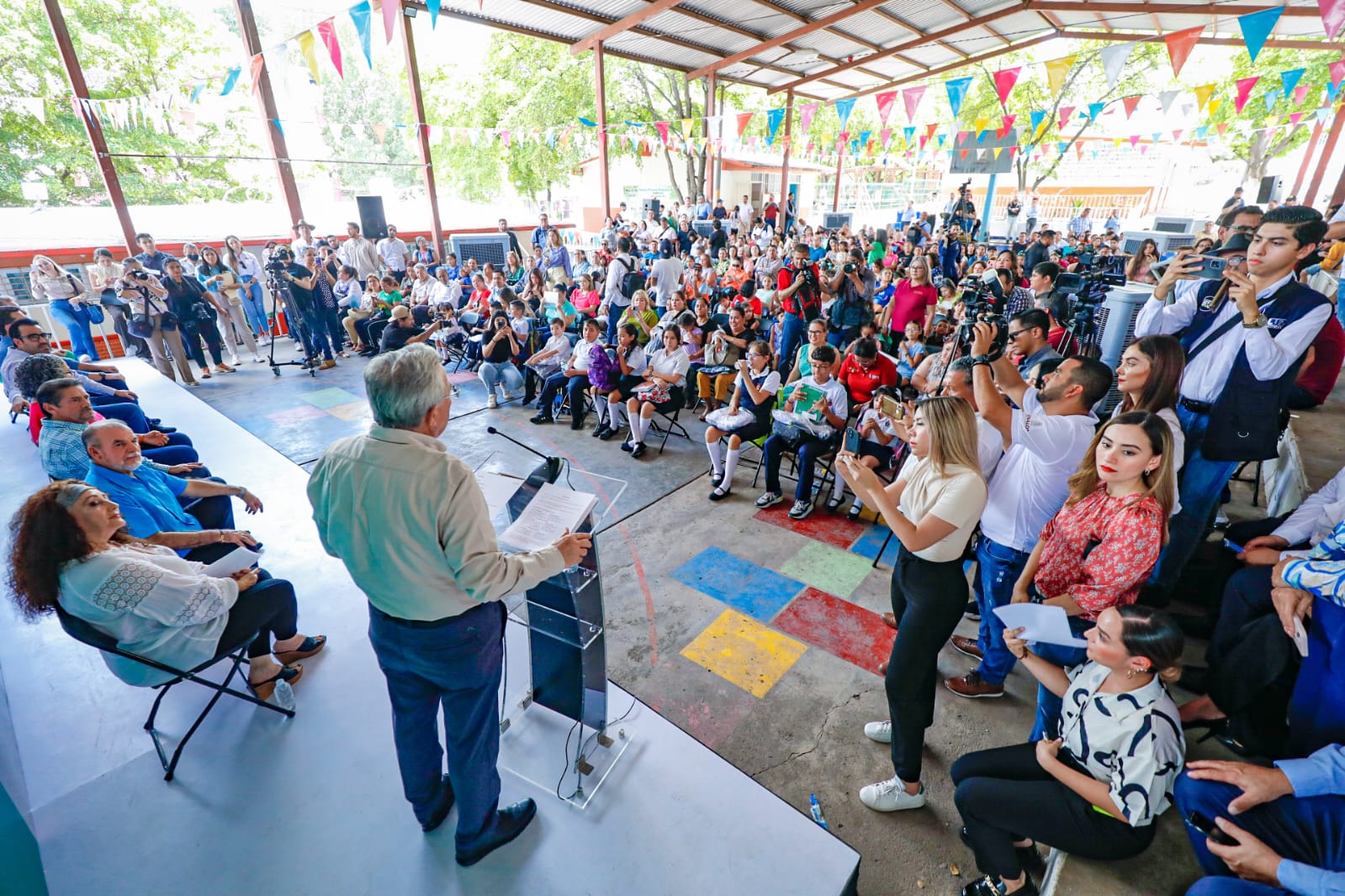 “Ya no los quiero ver con el Puro Sinaloa”: Rocha en arranque de canje de uniformes y útiles escolares; anuncia compra de mil A/C