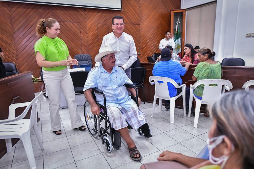 José Olegario recibió una nueva silla de ruedas en la audiencia pública 18 del Gobierno de Mazatlán