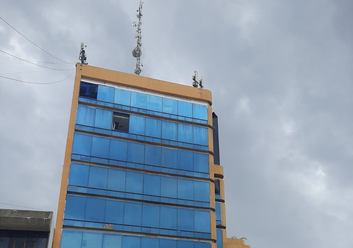 (Video) Tras fuertes vientos caen cristales de edificio ubicado en  ‘La Canasta’ en Culiacán