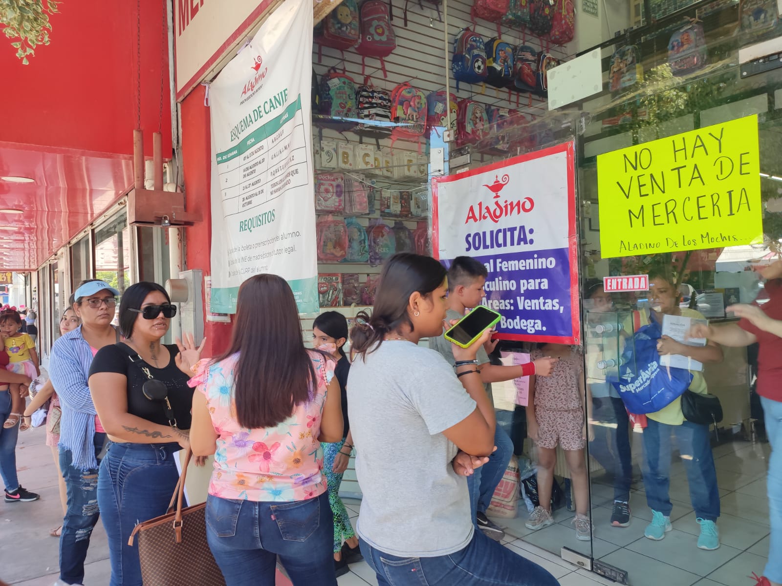 Madres de familia sin problema en Los Mochis realizan el canje de uniformes y útiles escolares