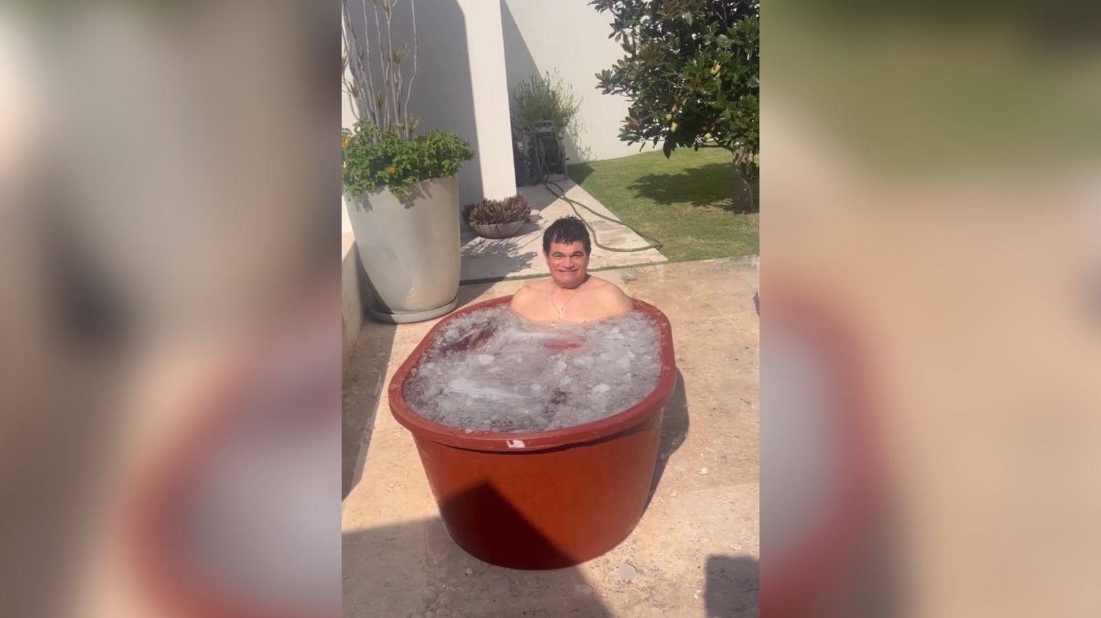 Malova toma terapia de 6 minutos en una tina con hielo para soportar la ola de calor