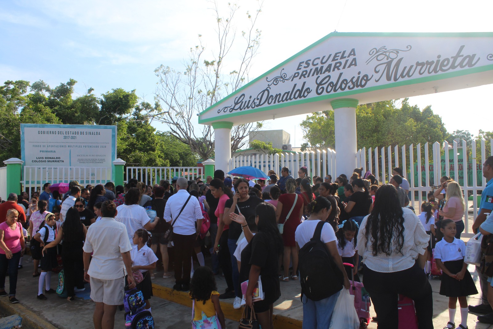 Suspenden inicio de clases en la Primaria Luis Donaldo Colosio de Mazatlán por protesta de padres de familia
