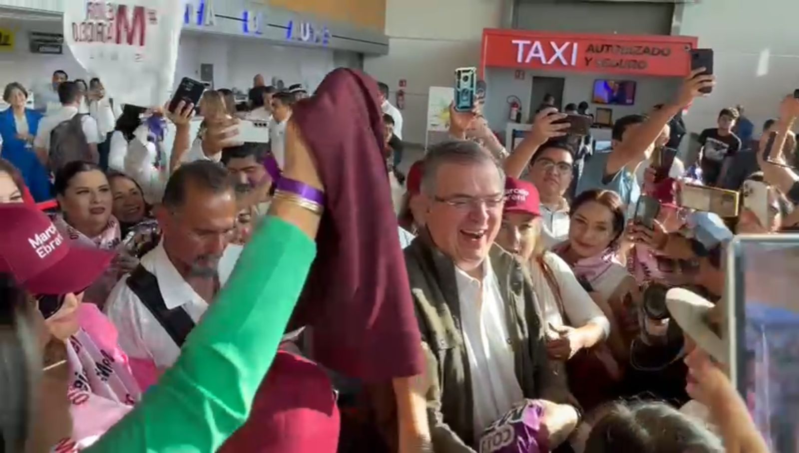 Con gritos de “¡Presidente, presidente! llega Marcelo Ebrard a Culiacán