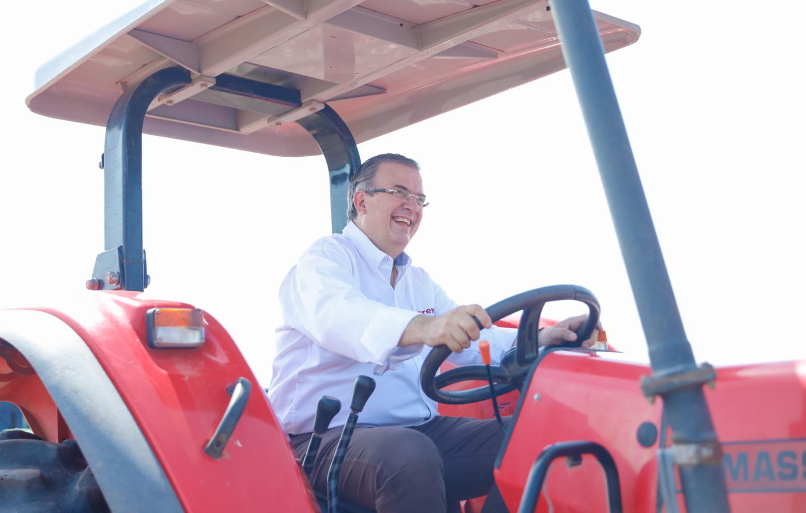 Ebrard se sube a un tractor y recorre tierras de cultivos de Sinaloa; en foro escucha a los hombres del campo
