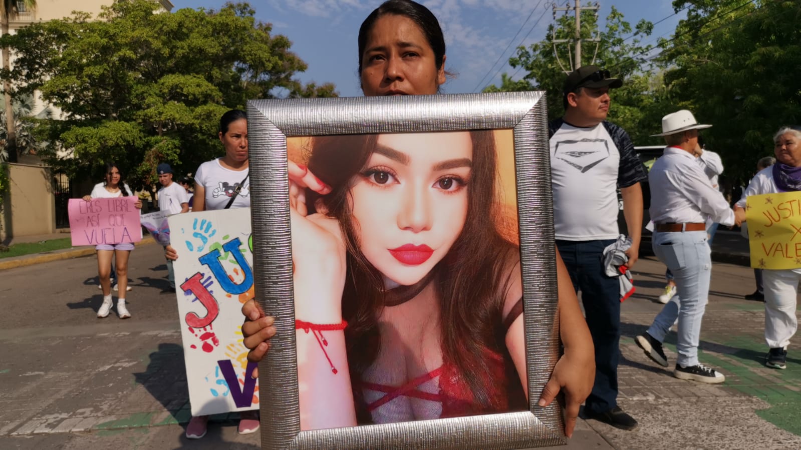 Marchan familiares y amigos de Valeria Dallana en exigencia de justicia tras su feminicidio