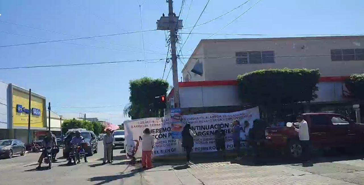 Marchan hasta el centro de Guasave en exigencia de que siga el malecón por el margen derecho