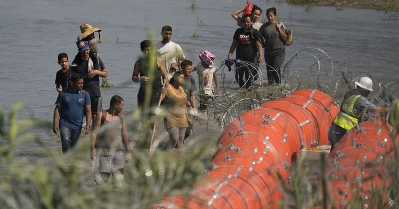 Gobierno de Texas dice que AMLO debería ‘hacer su trabajo’ para asegurar la frontera; el presidente revira