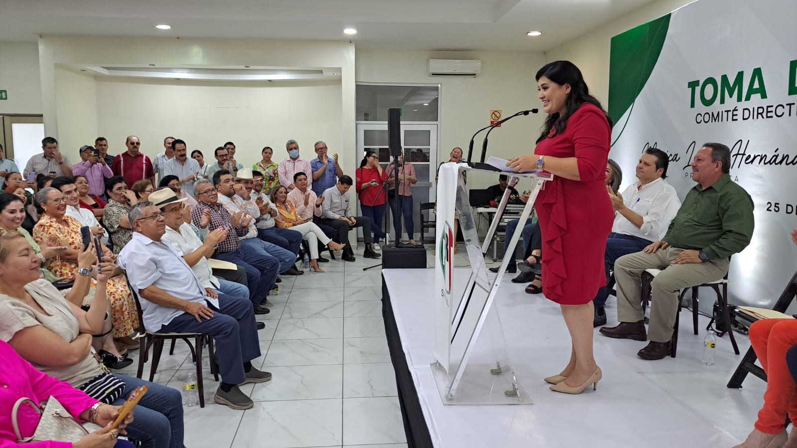 Mónica López rinde protesta como nueva dirigente del PRI en Guasave