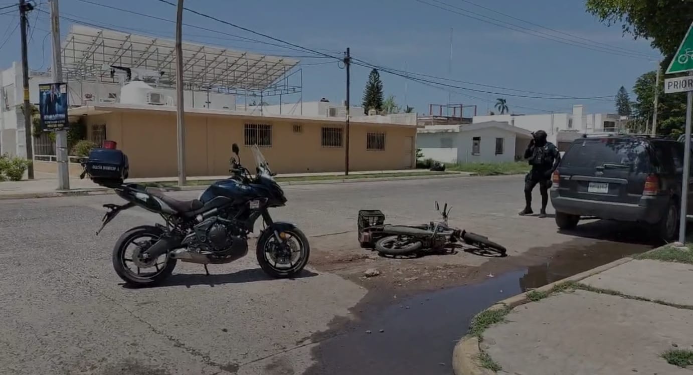 Motociclista es embestido por una conductora de un automóvil en el sector centro de Los Mochis