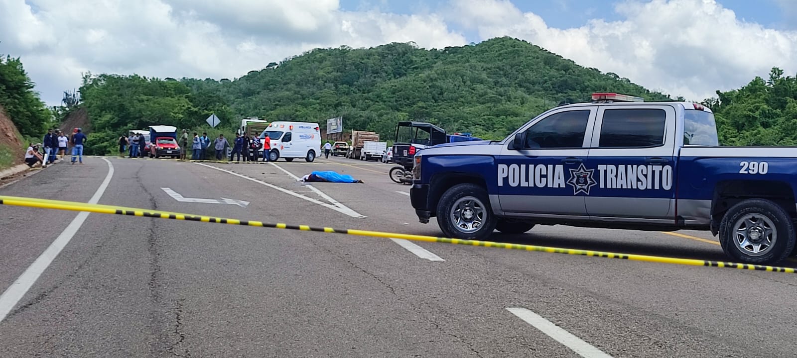Motociclista muere al chocar contra una patrulla de la Fiscalía al salir de Mazatlán