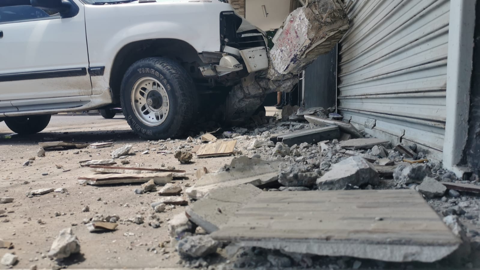 Mujer pierde el control de su camioneta y se impacta contra un ...