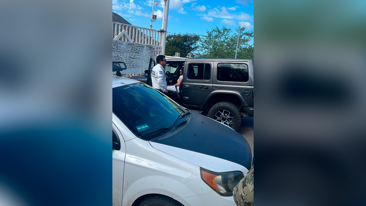 Mujer conducía bajo los influjos del alcohol, provoca accidente y se hace perseguir, en Topolobampo