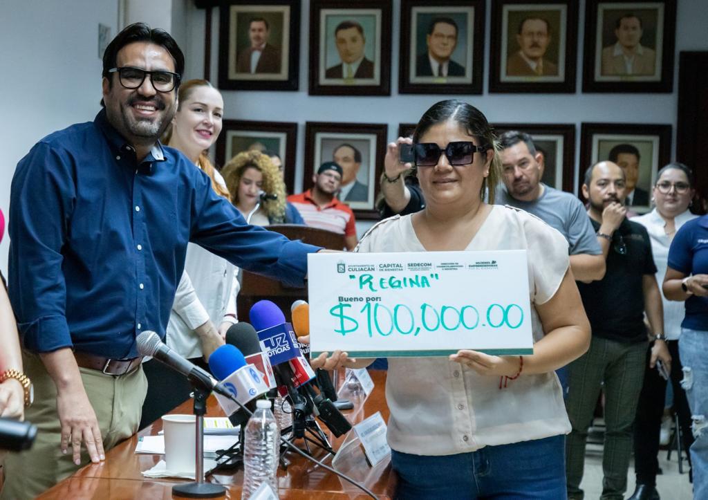 Entrega alcalde microcréditos a ‘Mujeres Emprendedoras por el Bienestar’