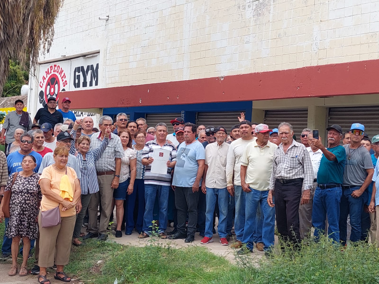 Con escrituras en mano, obreros del Ingenio Azucarero reclaman edificio Conasupo