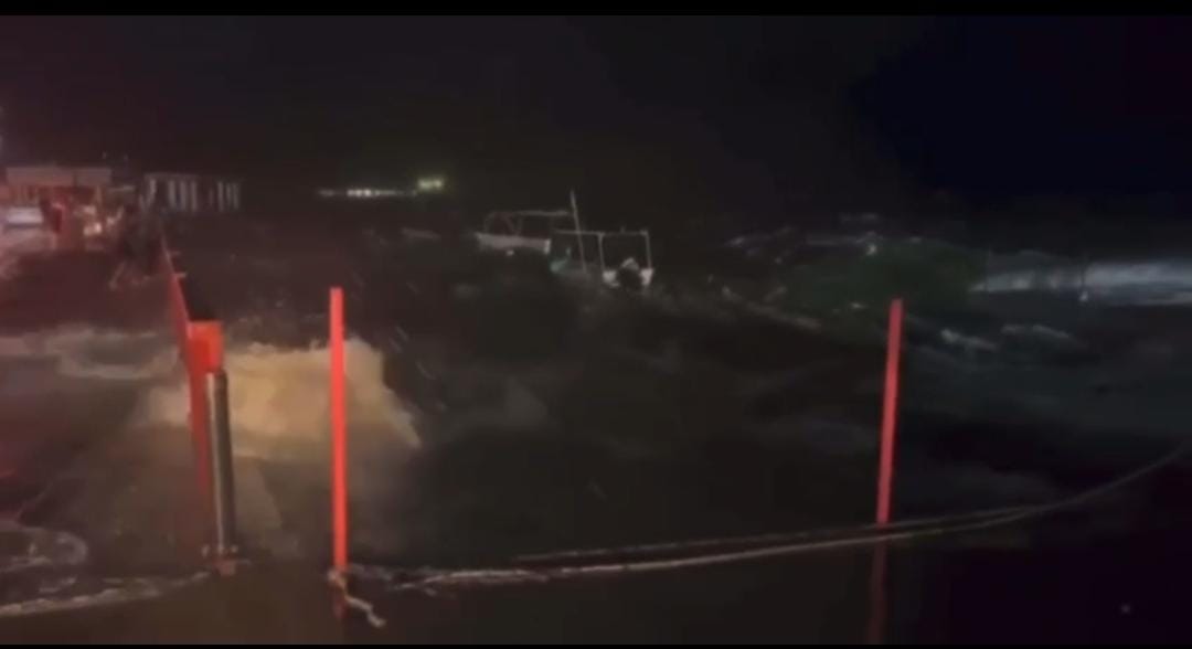 Oleaje azota franja de Topolobampo, vientos dejan sin luz a el Campo Estrada y El Maviri