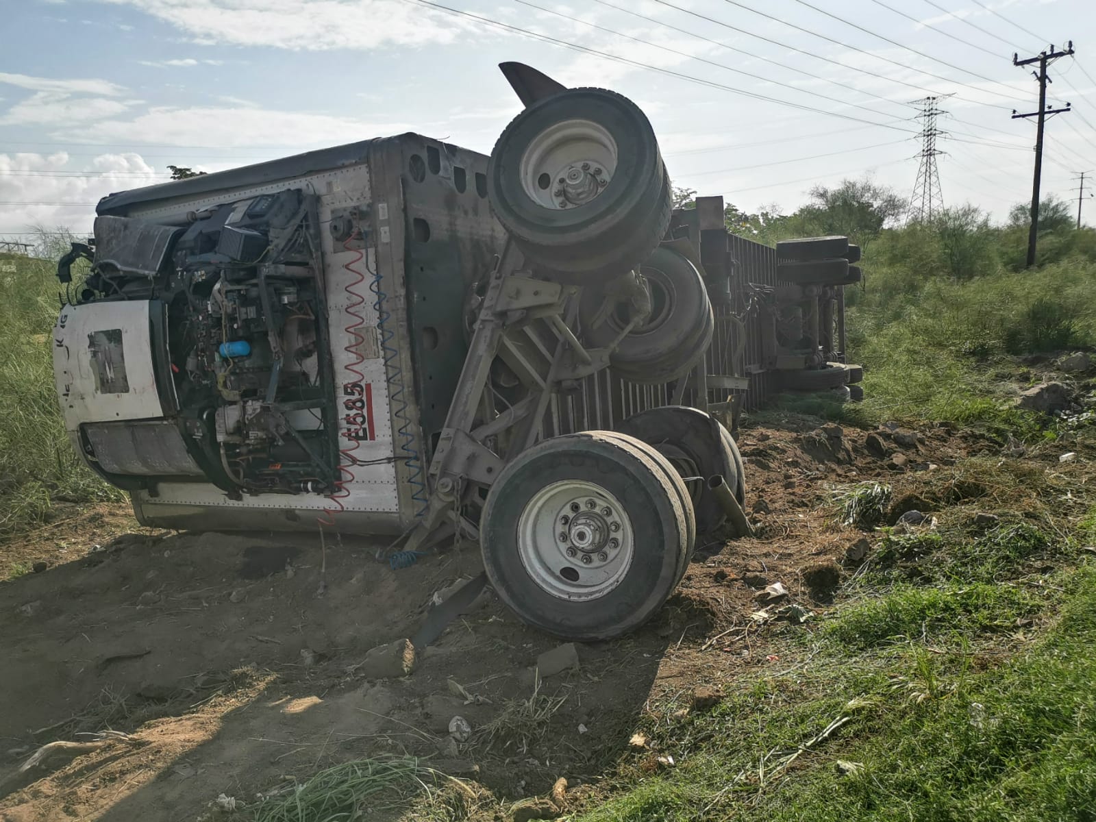 Tráiler queda volcado a las orillas de la carretera federal México 15 en Ahome