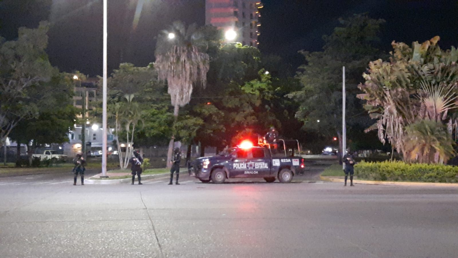 A punta de pistola, motociclistas despojan un auto a mujer, en Culiacán