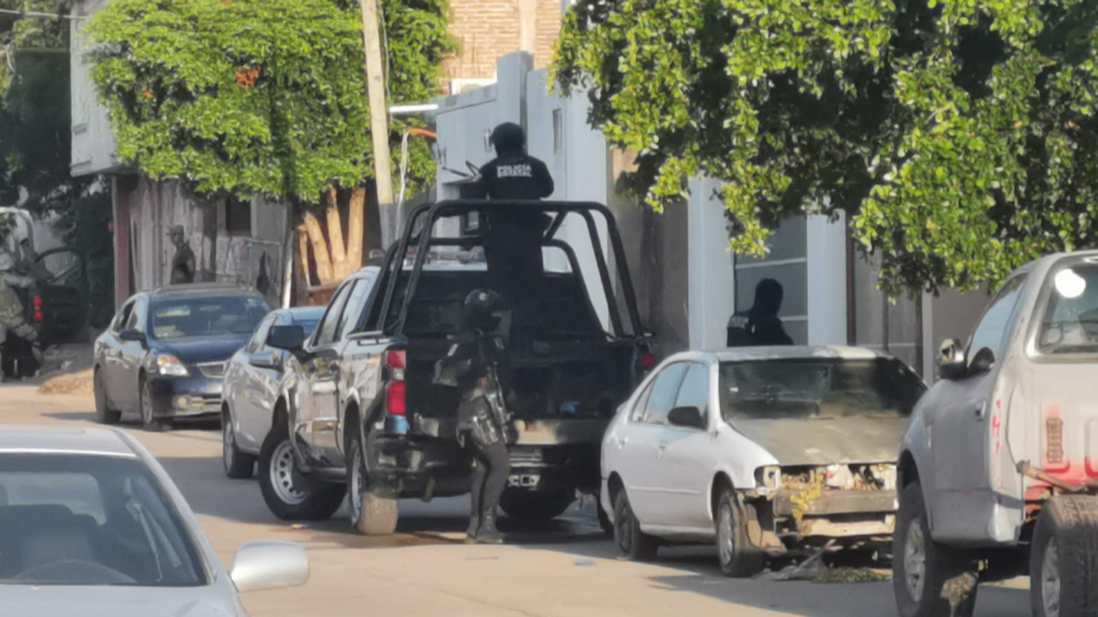 Motociclistas armados cierran el paso a conductor y le despojan su auto en carretera Limón de Los Ramos, Culiacán