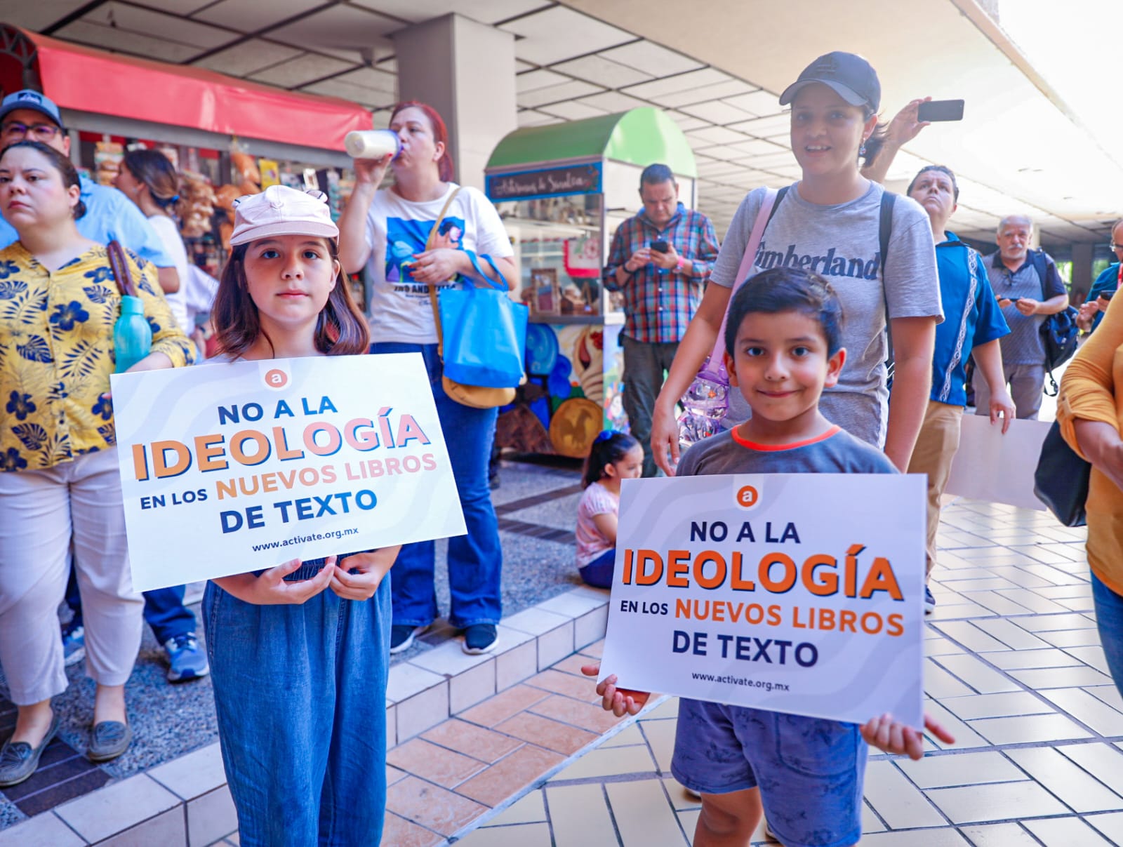 Padres de familia se manifiestan en Palacio de Gobierno para solicitar que no se distribuyan los nuevos libros de texto