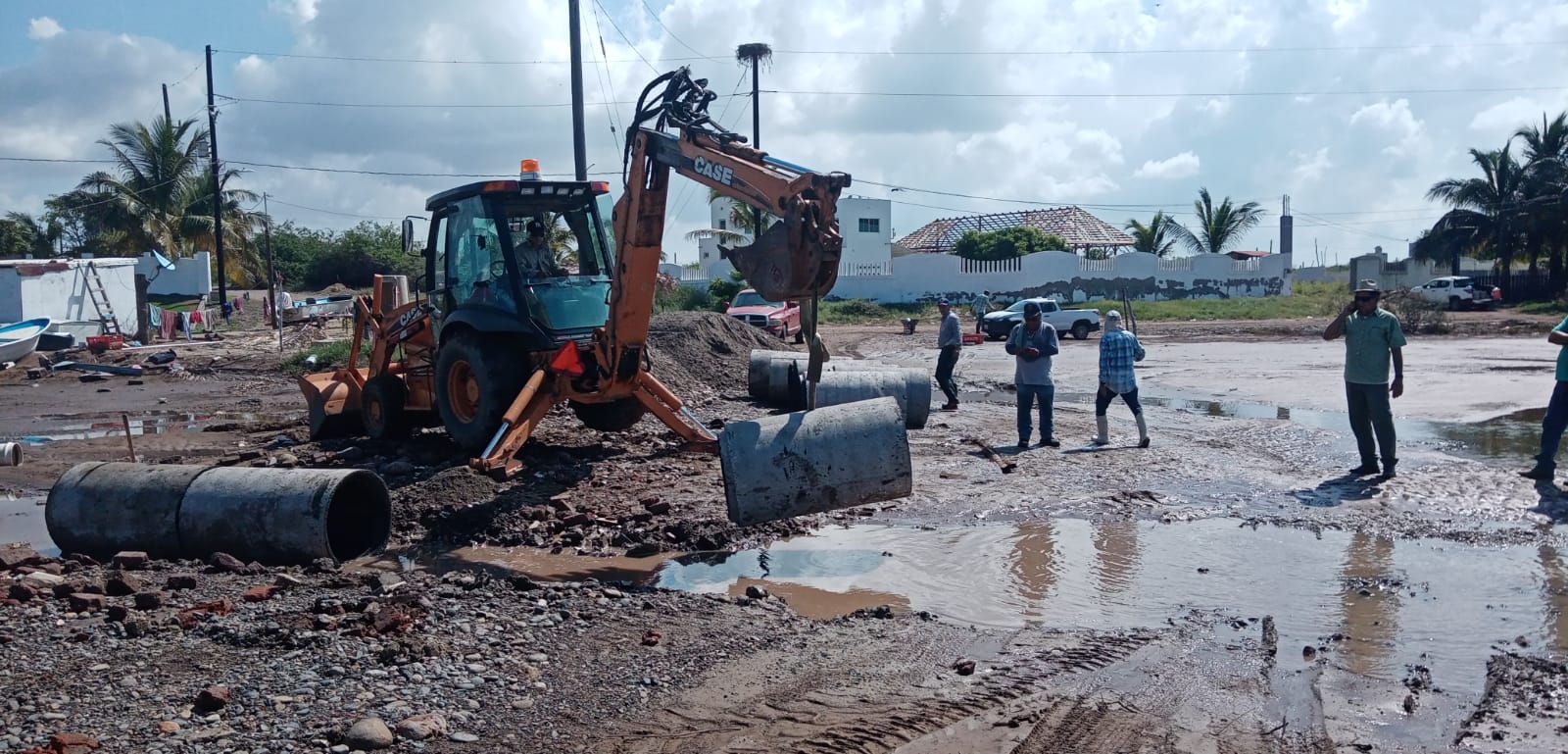 Para que La Pitahaya, Guasave, ya no quede incomunicada construyen puentes y arreglan camino