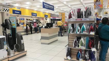 Pareja ingresa a tienda, roba una plancha para el cabello y huye en un Versa azul, en pleno centro de Culiacán