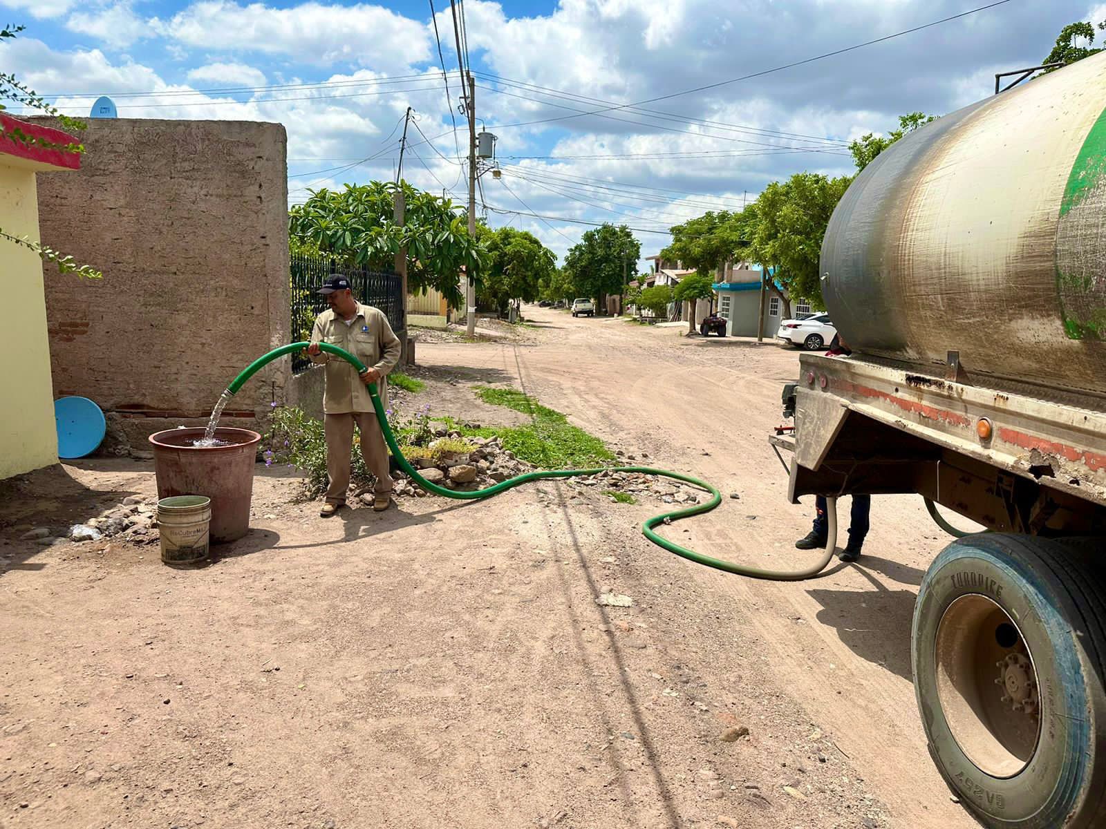 Persisten problemas de suministro de agua en Salvador Alvarado; Japasa atiende colonias afectadas con pipas