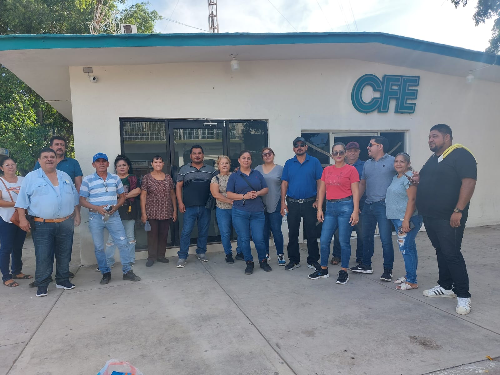 Pobladores de San Joaquín llevan 4 días sin luz; se plantan en oficinas de CFE de Eldorado
