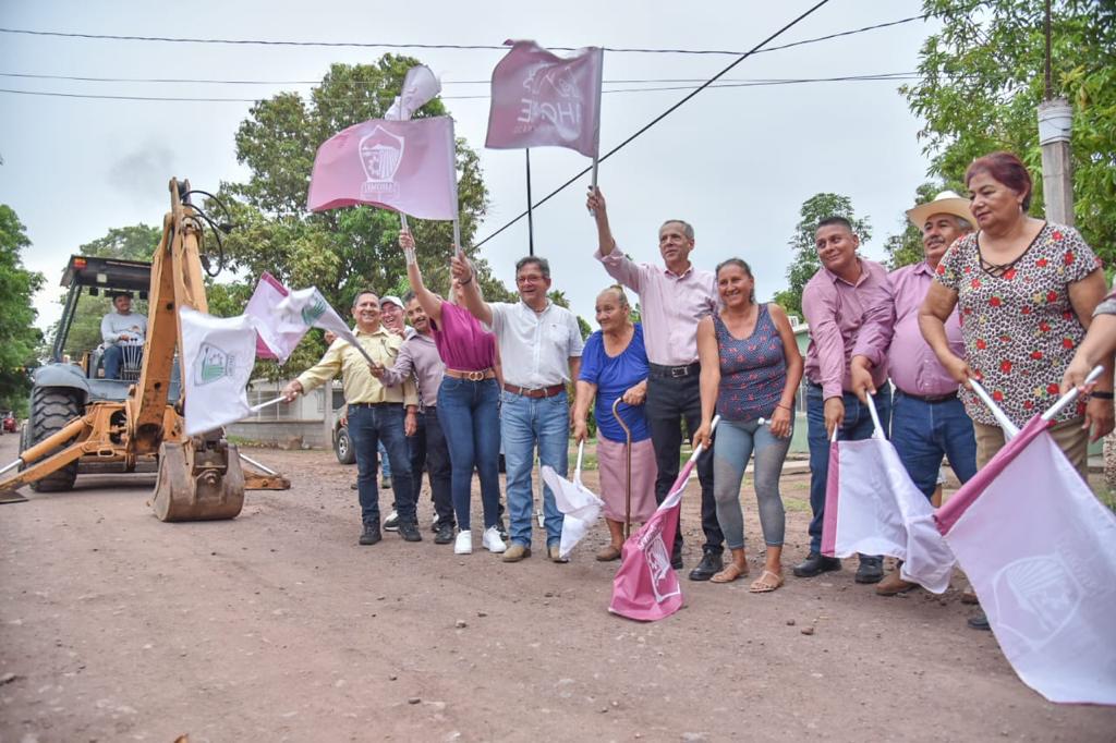 Pone en marcha alcalde de Ahome, Gerardo Vargas, obra de pavimentación de calle en el Ejido Macapule