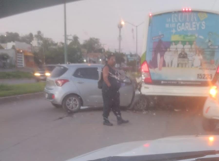 Por debajo de camión urbano queda automóvil tras impactarlo sobre la Clouthier en Mazatlán