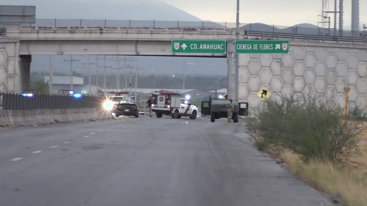 Colgados de un puente vehicular, amanecen 3 cuerpos en Salinas Victoria, Nuevo León