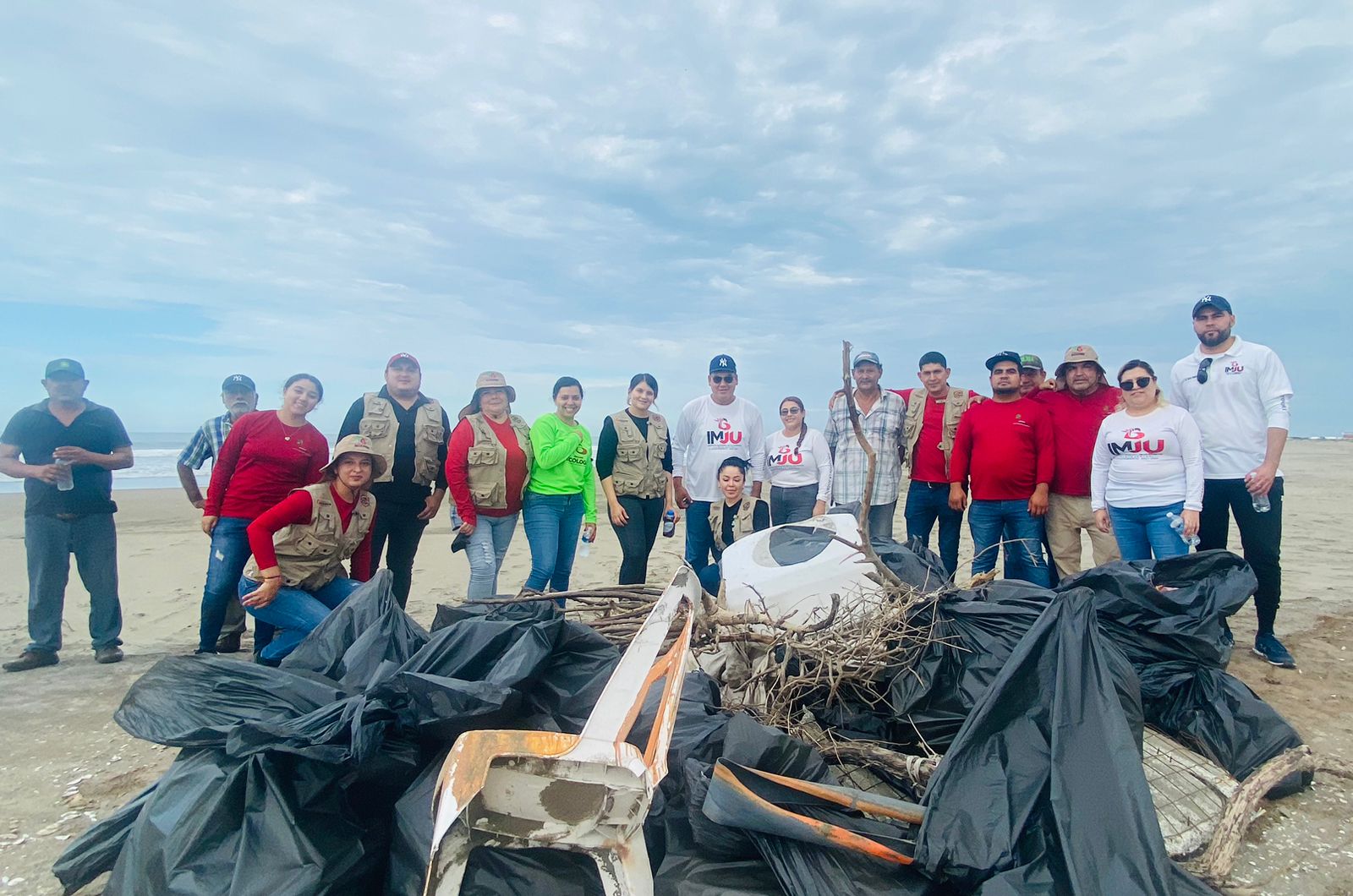 Realizan limpieza en playa Bellavista, Guasave; hallan tortugas y delfines muertos