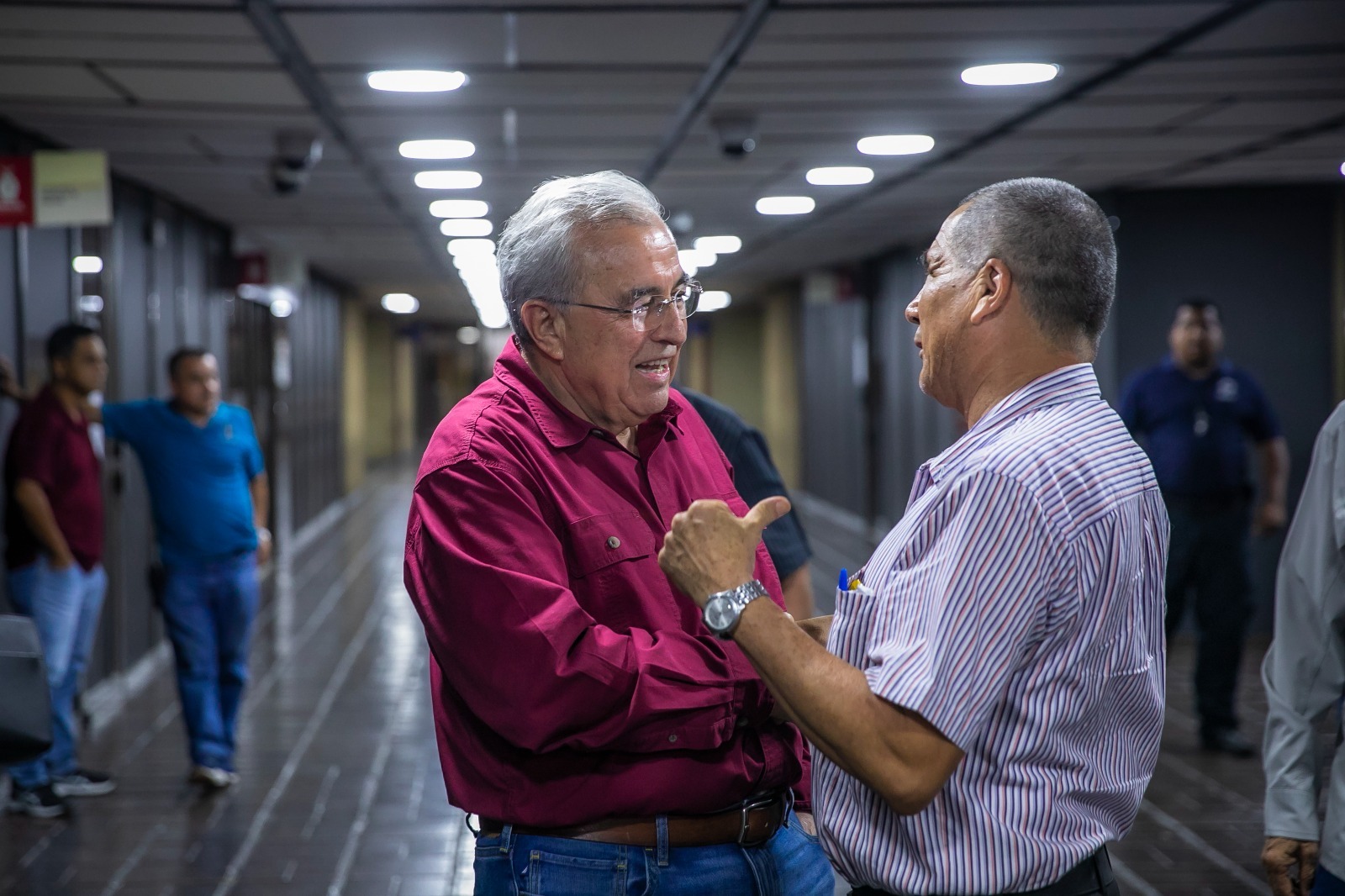 Recorre Rocha Palacio de Gobierno para saludar a trabajadores