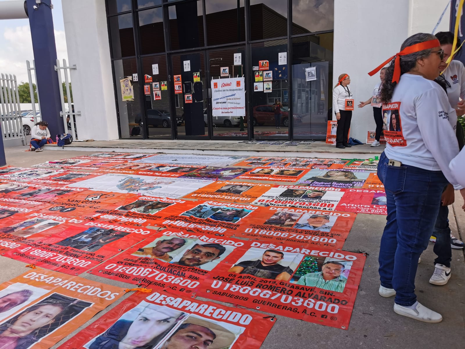 Con listones, pintas y pancartas de sus desaparecidos, Sabuesos Guerreras se manifiestan en FGE
