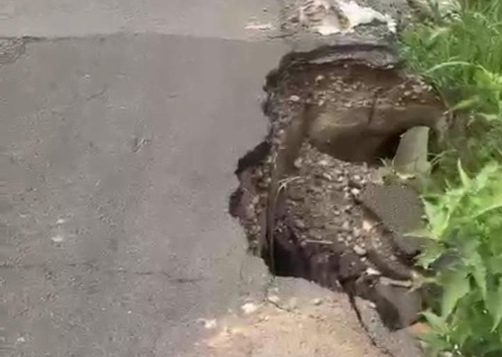 Se forman dos socavones en la carretera El Habal-La Noria y turistas peligran en sus vehículos