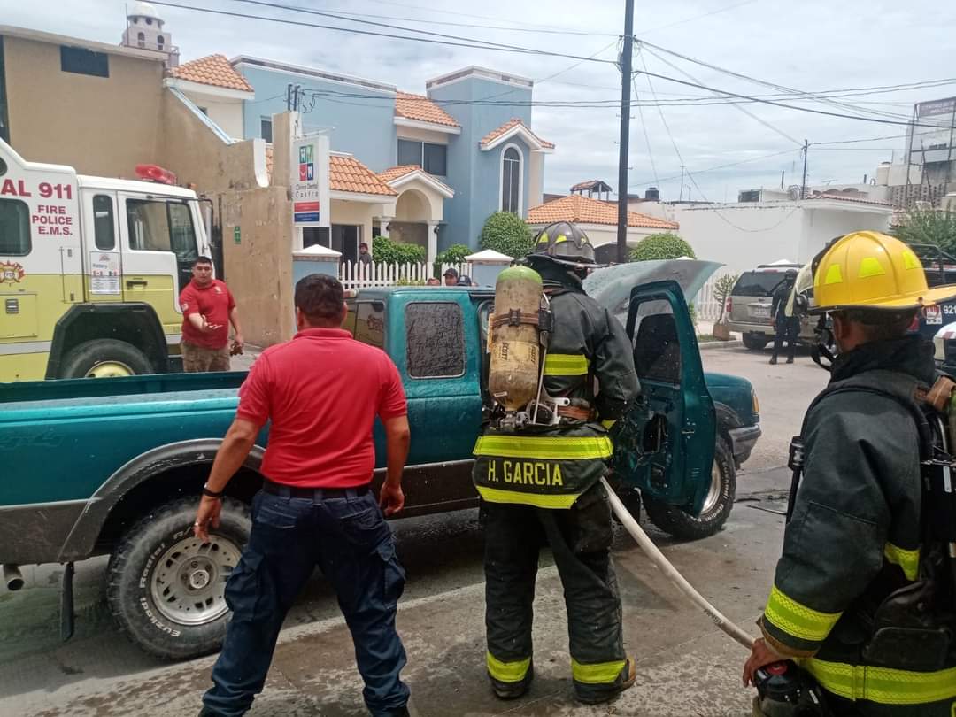 Se incendia una camioneta en el centro de Escuinapa