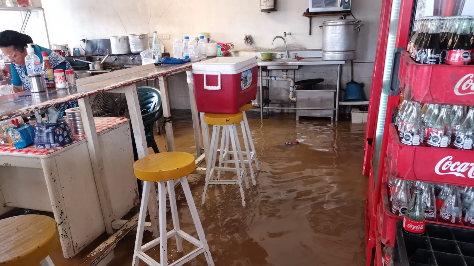 VIDEO: Se inundan comerciantes del mercado Independencia en Los Mochis por lluvias de Hilary