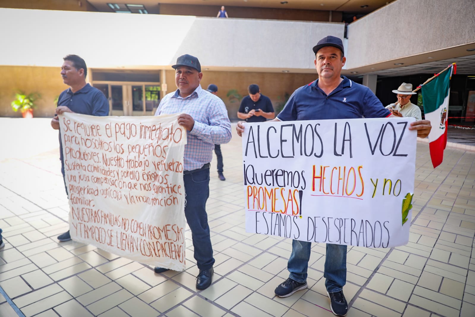 ¡Sigue la lucha! Se manifiestan pequeños productores en Palacio; piden a Rocha gestiones con Segalmex