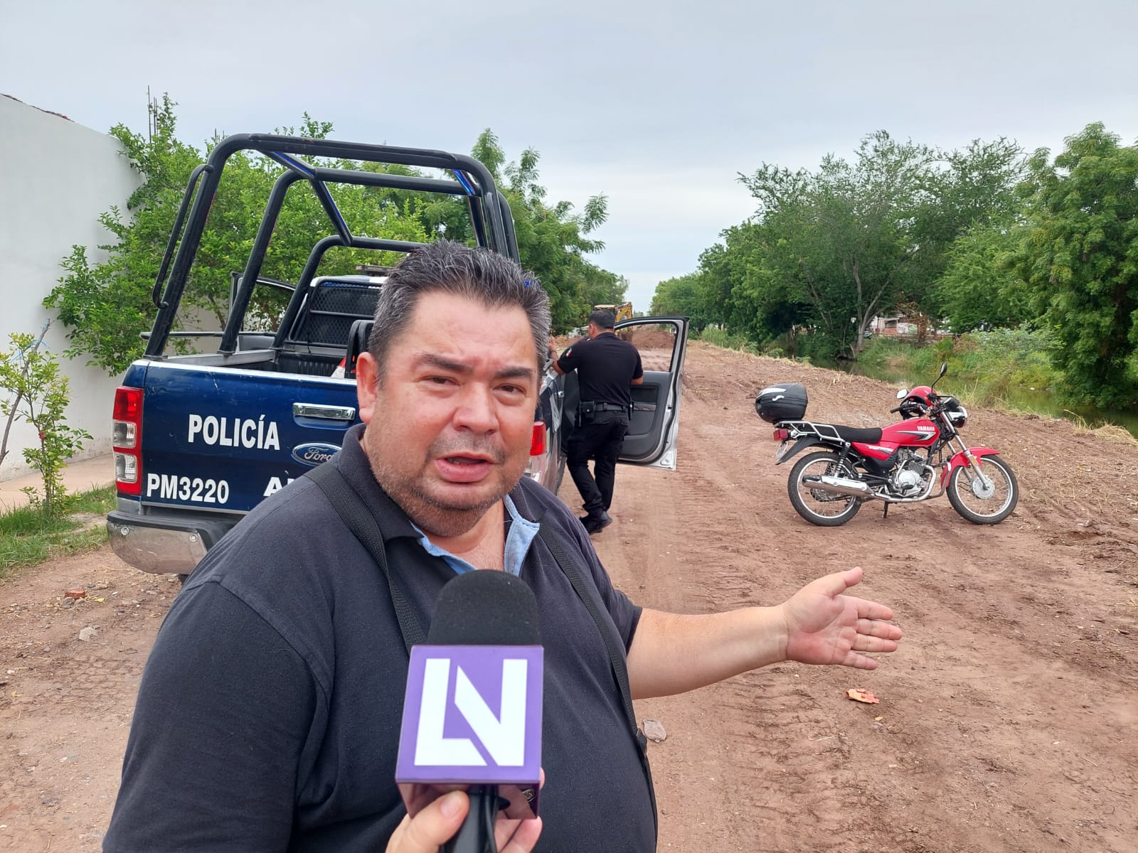 Se manifiestan vecinos de la colonia 12 de octubre en Los Mochis por obra de desviación de canal