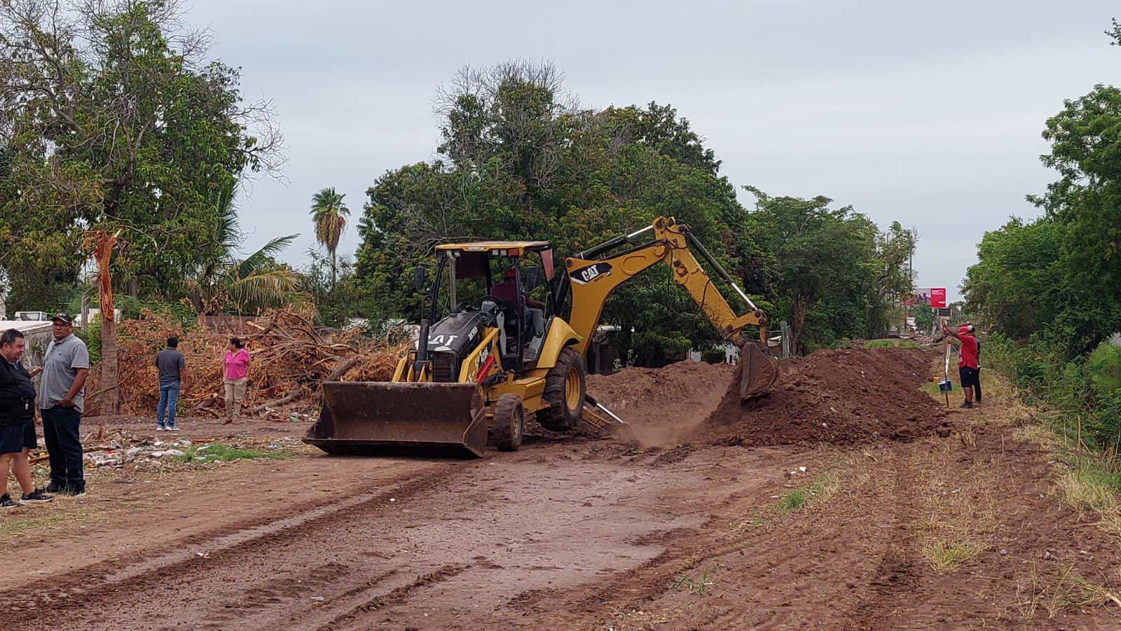 Obras Públicas revisa desviación del canal lateral y pone atención a expuesto por vecinos de la 12 de Octubre en Ahome