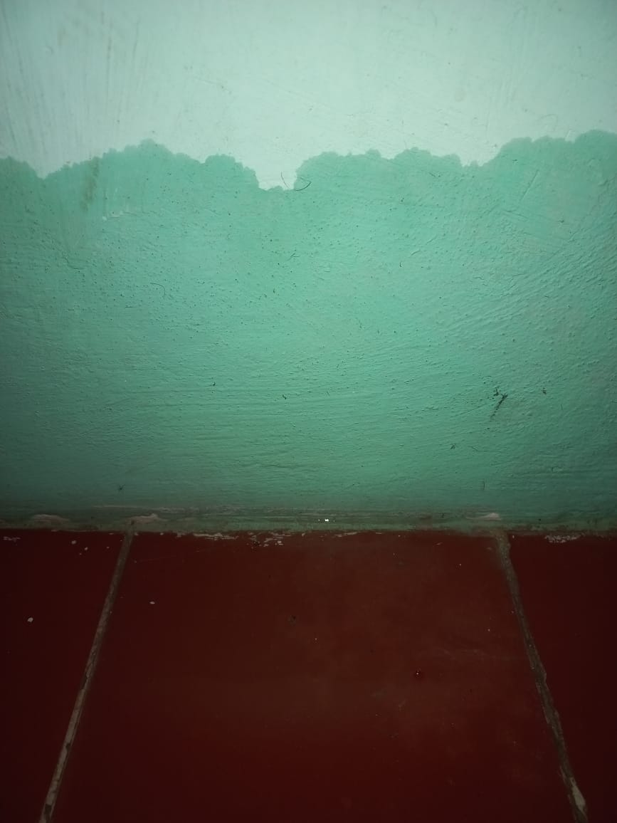 Se manifiestan vecinos de la colonia 12 de Octubre en Los Mochis; reclaman filtración de agua del canal a sus casas