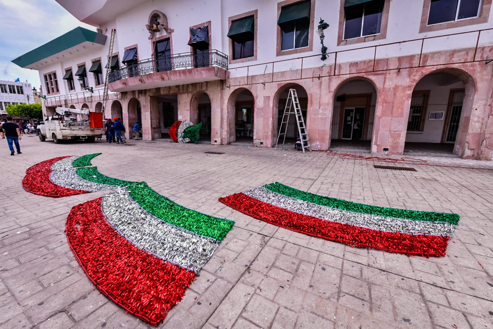 Se pone bello el Palacio Municipal de Mazatlán con mantenimiento e instalación de adornos patrios