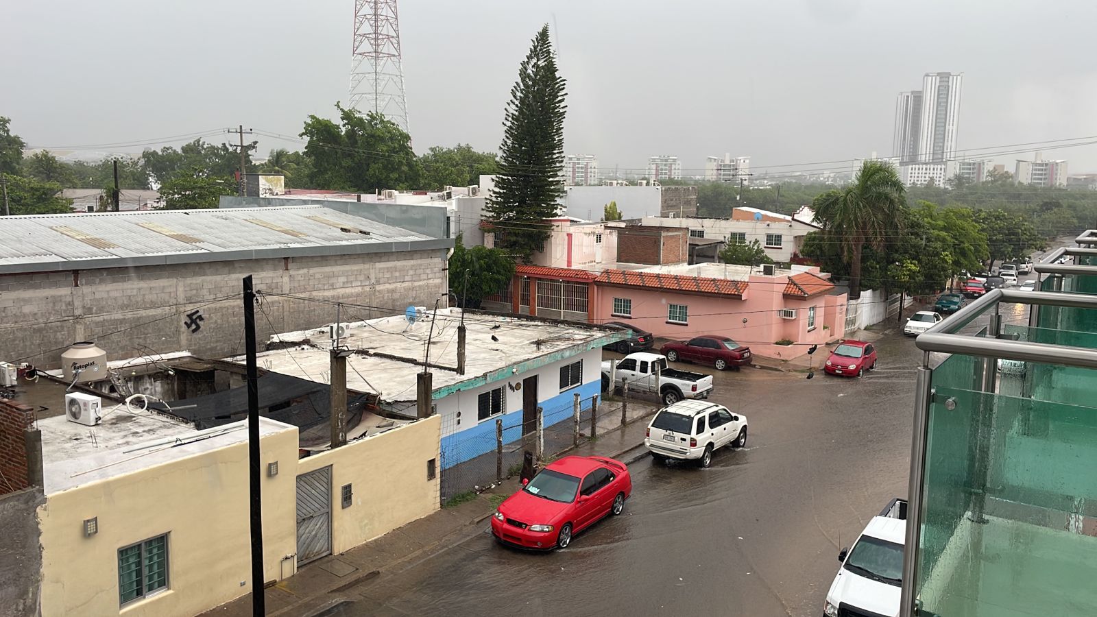 ¡Saquen los quequis! Se registra fuerte lluvia en Culiacán