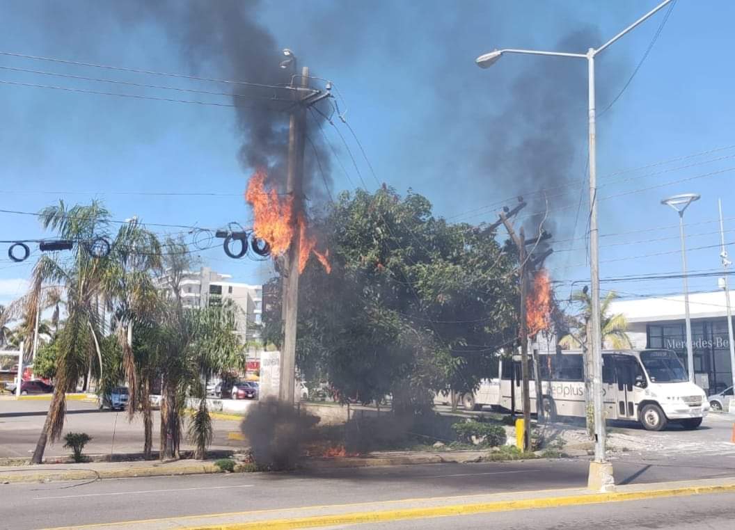 Truenan postes de luz sobre Rafael Buelna y moviliza a bomberos de Mazatlán