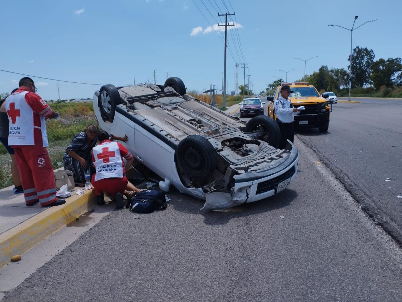 Una mujer lesionada deja accidente tipo volcadura en Los Mochis