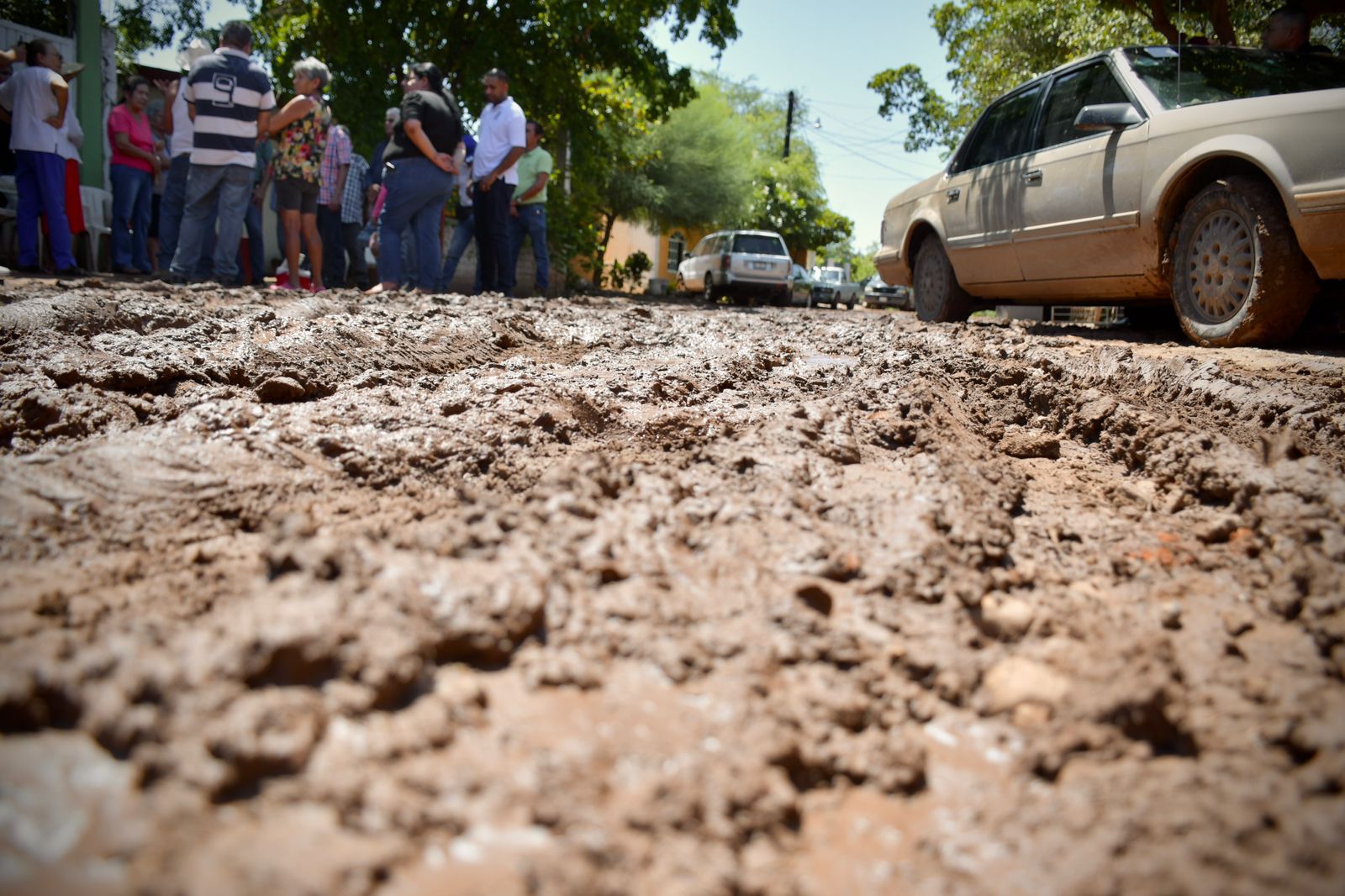 Vecinos de San Pedro demandan atención en las calles de terracería; alcalde se compromete a solucionar el problema