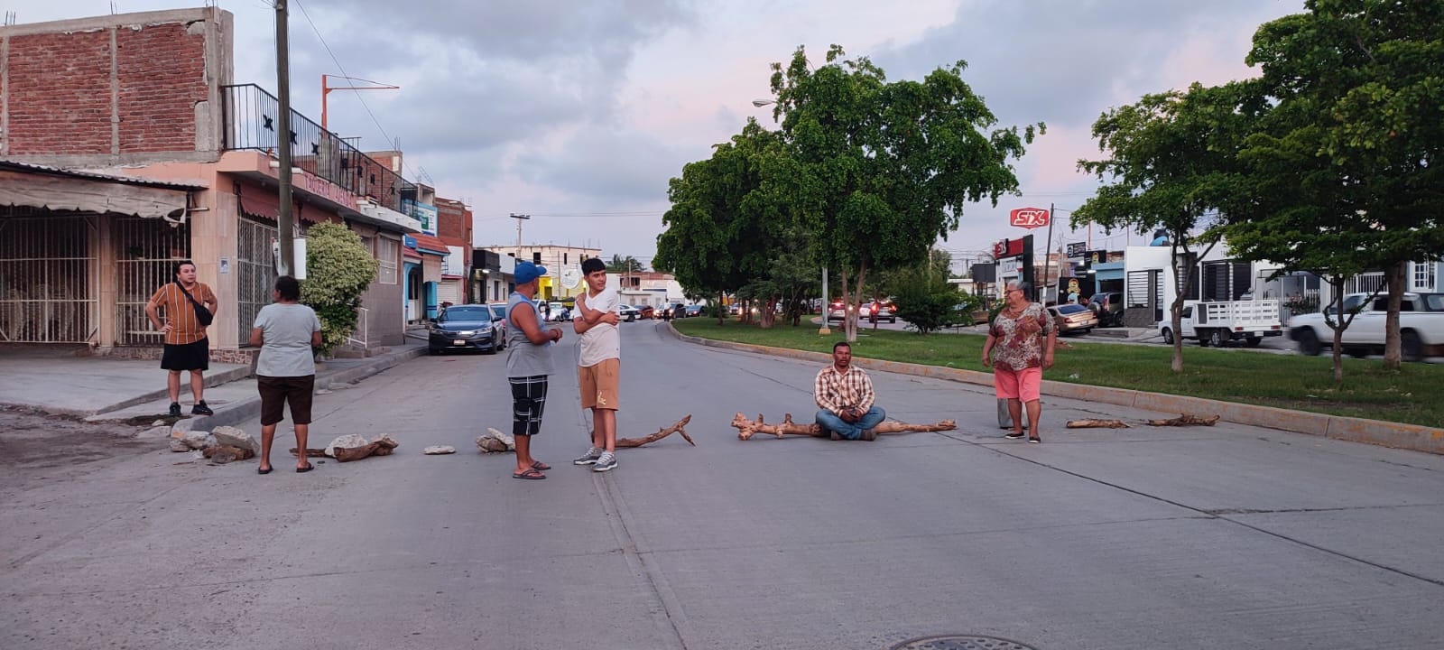 No quieren pasar otra noche sin luz; vecinos de la Lico Velarde en Mazatlán bloquean avenida