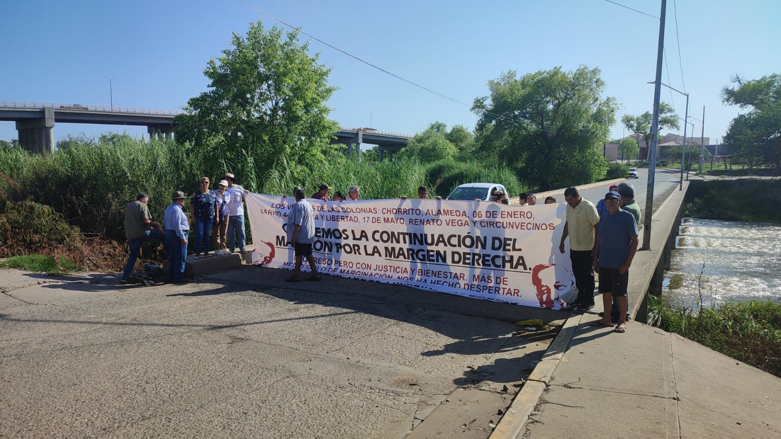 Vecinos de siete colonias bloquean el puente Vado, en Guasave, demandan continuación del Malecón