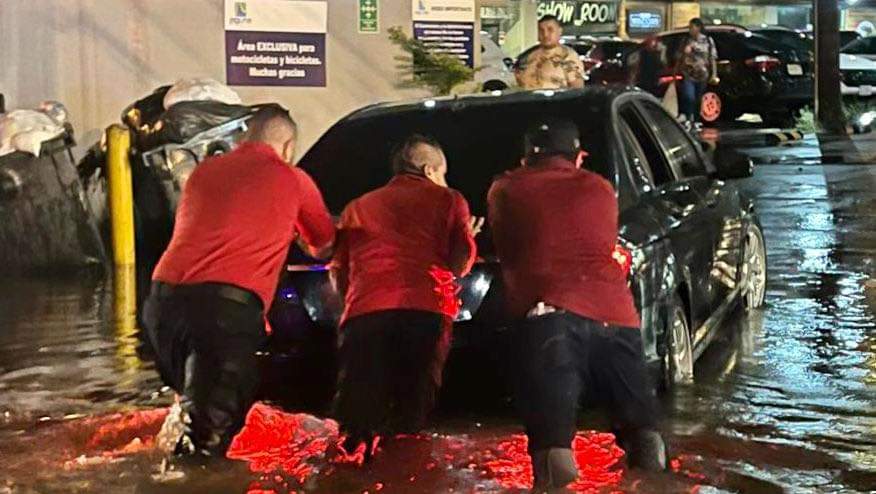Quedan varados varios vehículos tras lluvias presentadas durante la noche del viernes, en Mazatlán